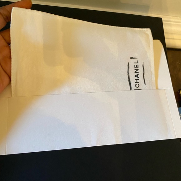 **SOLD** Chanel New Medium Boy Bag in Calfskin leather Ruthenium Hardware - Picture 6 of 15